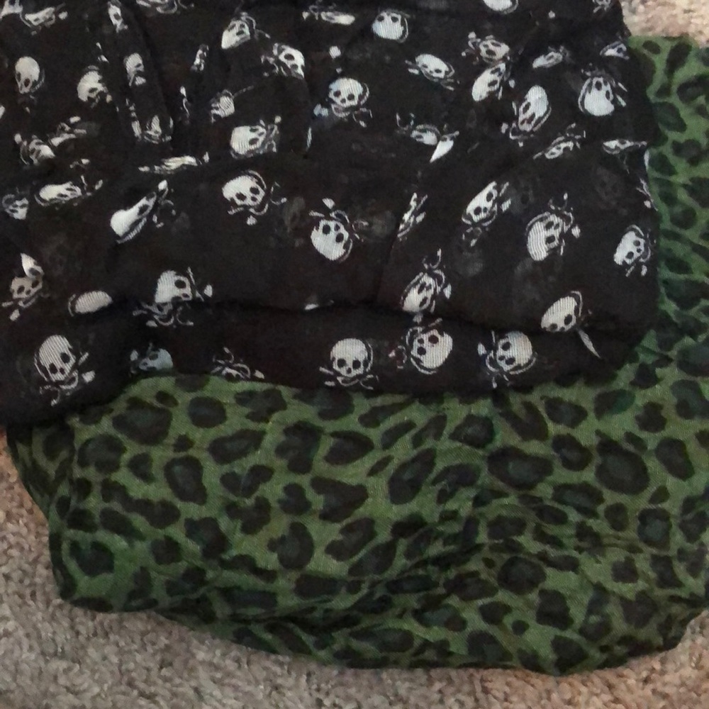 2 scarfs